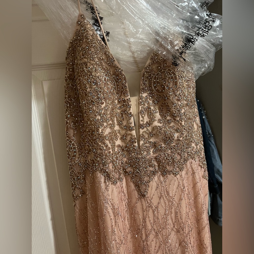 Size 20 it’s a rose gold it’s brand new